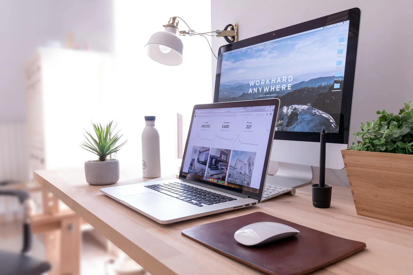 Bureau de création de site internet avec ordinateur portable et écran