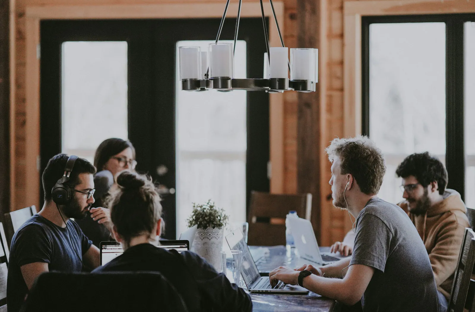 Équipe au travail autour d’ordinateurs portables