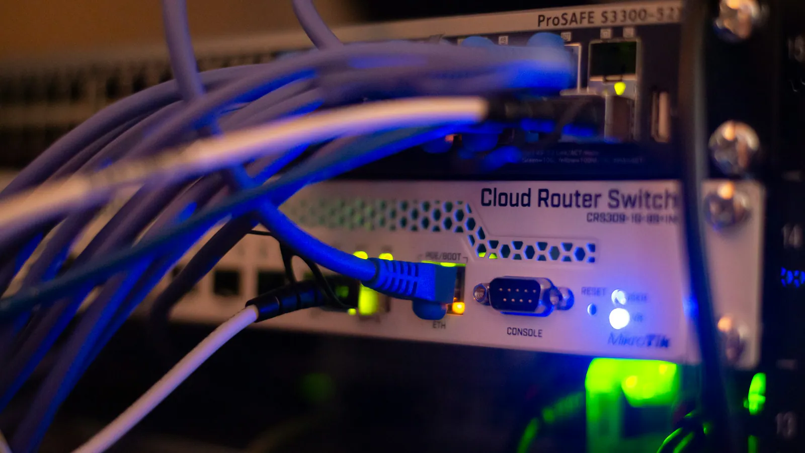 Gros plan sur un switch réseau et ses câbles